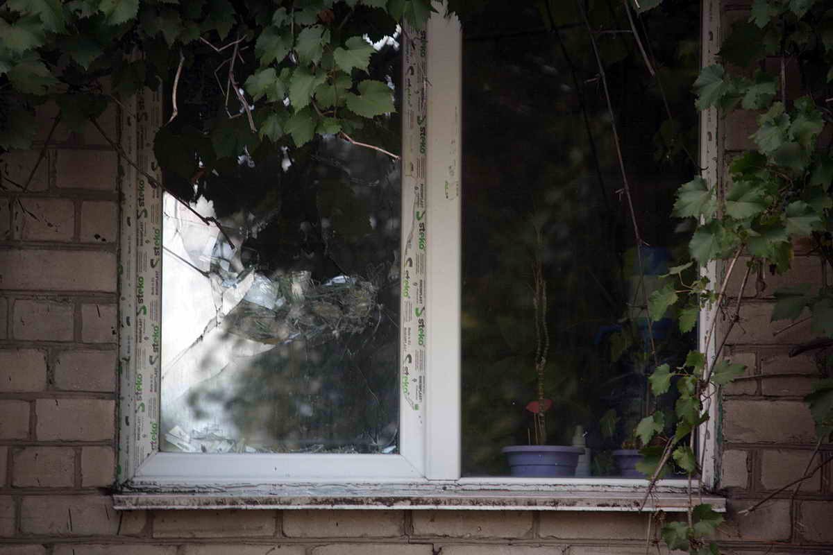 На Слобожанском проспекте окно квартиры беременной женщины разбили гранатой 7