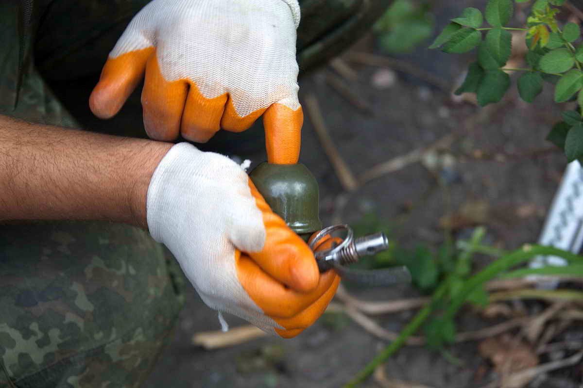 На Слобожанском проспекте окно квартиры беременной женщины разбили гранатой 10