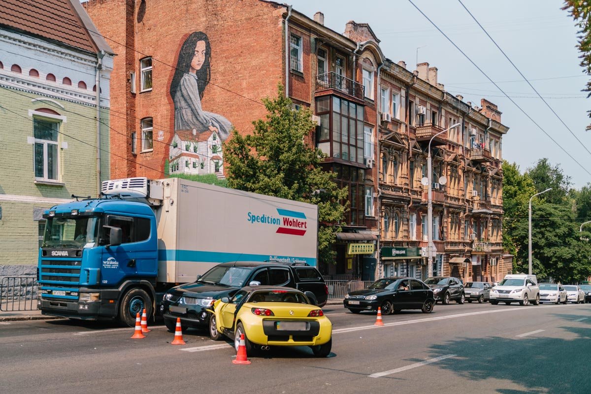 На улице Андрея Фабра Smart въехал в Mitsubishi 1