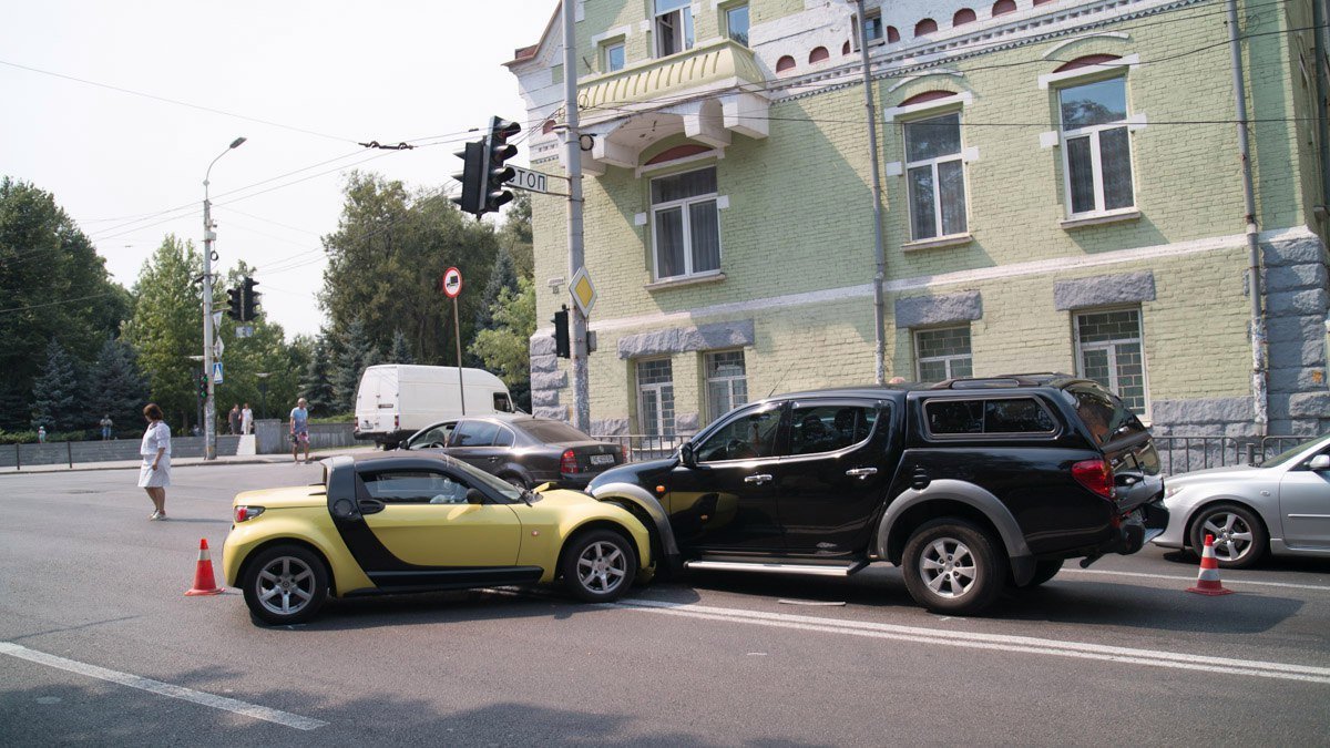 На улице Андрея Фабра Smart въехал в Mitsubishi 2