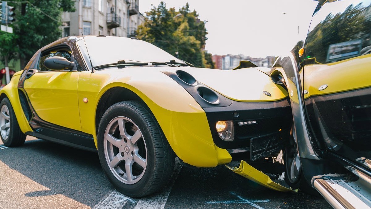 На улице Андрея Фабра Smart въехал в Mitsubishi 3