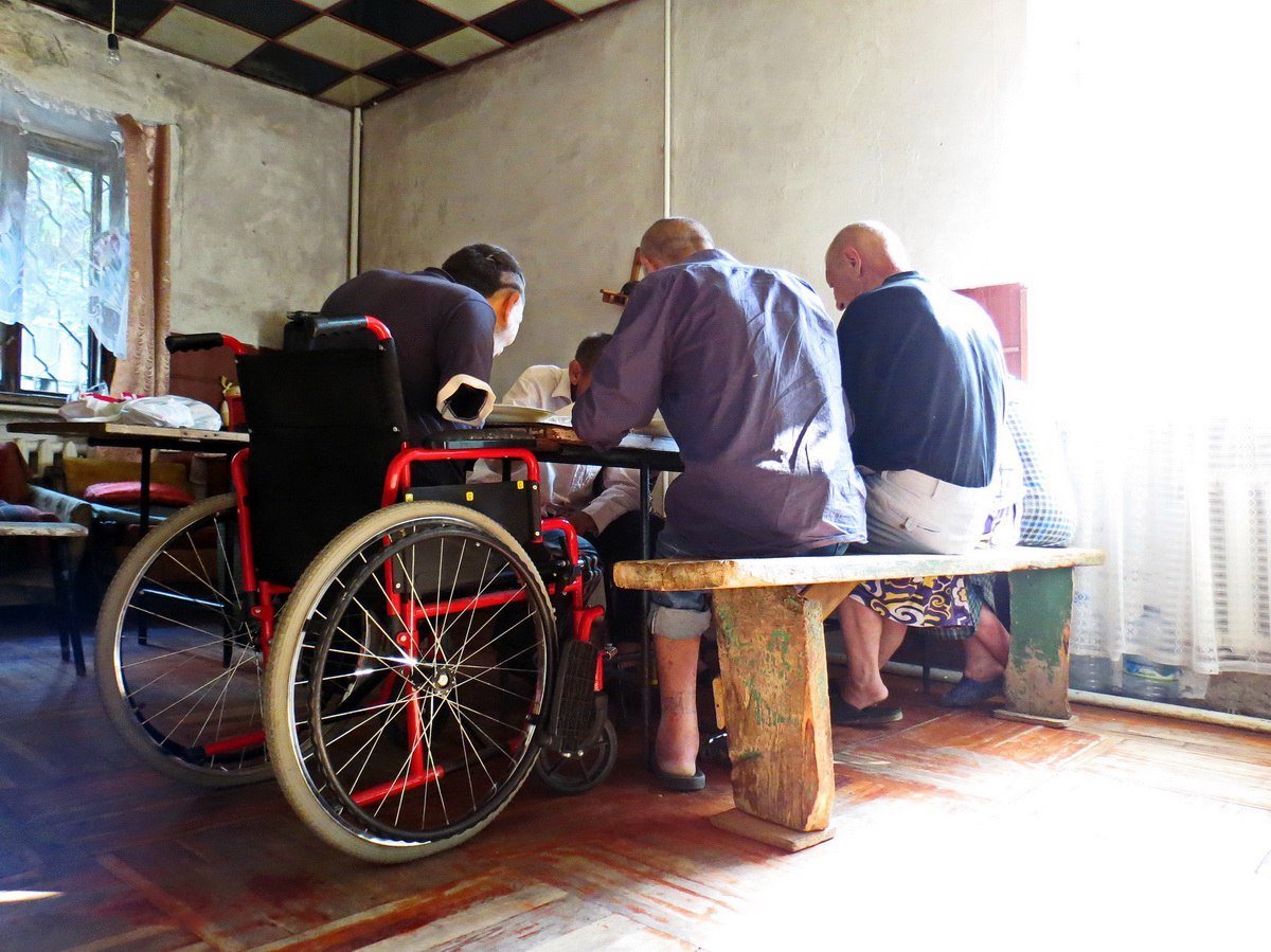 Изнанка яркого города: как в Днепре спасают бездомных со страшными болезнями и зависимостями 5