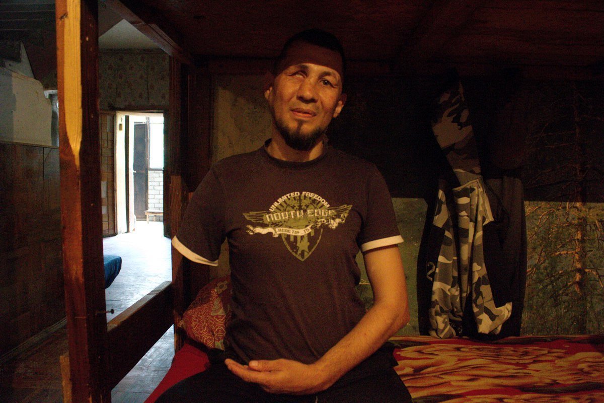 Изнанка яркого города: как в Днепре спасают бездомных со страшными болезнями и зависимостями 11