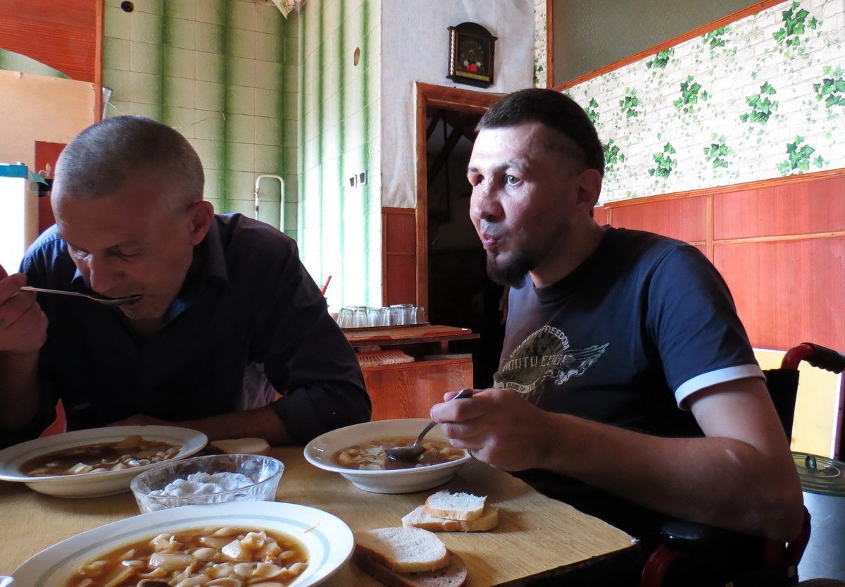 Изнанка яркого города: как в Днепре спасают бездомных со страшными болезнями и зависимостями 13