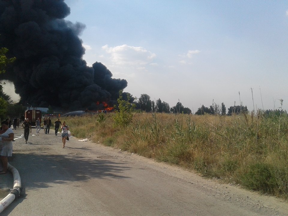 На Мирном крупный пожар: тушат самолетом 1