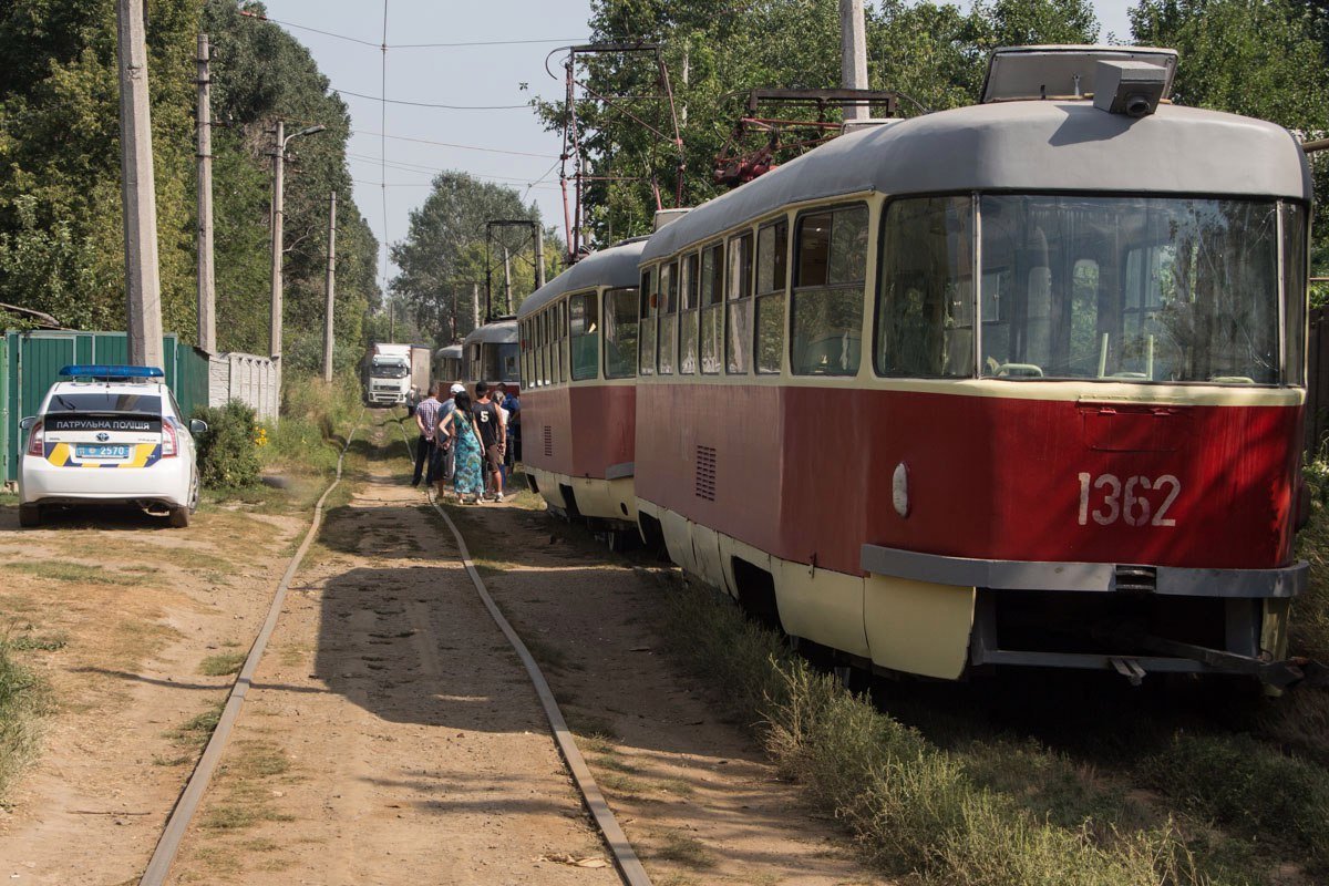 На Солнечном пьяный водитель фуры остановил движение трамваев на час 1