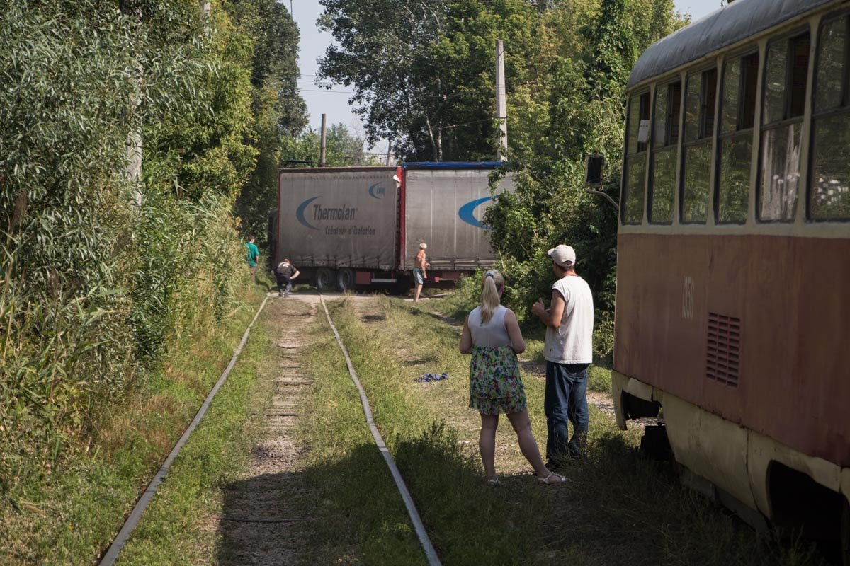 На Солнечном пьяный водитель фуры остановил движение трамваев на час 2