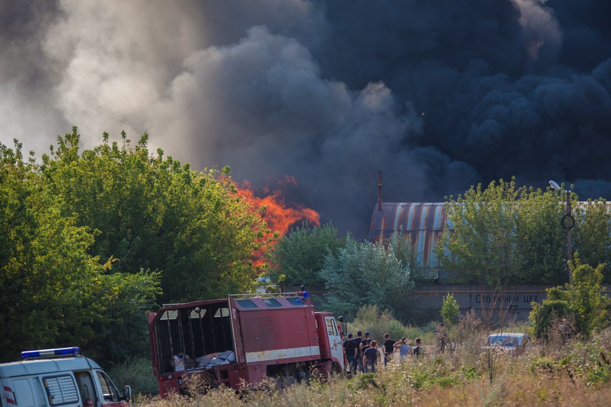 Масштабный пожар со взрывами на Мирном: более суток поселок в дыму 2