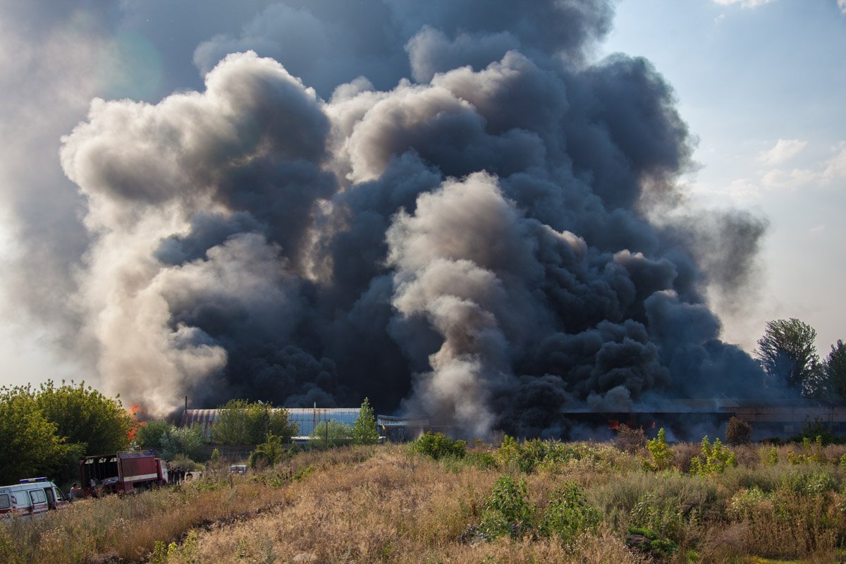Масштабный пожар со взрывами на Мирном: более суток поселок в дыму 3
