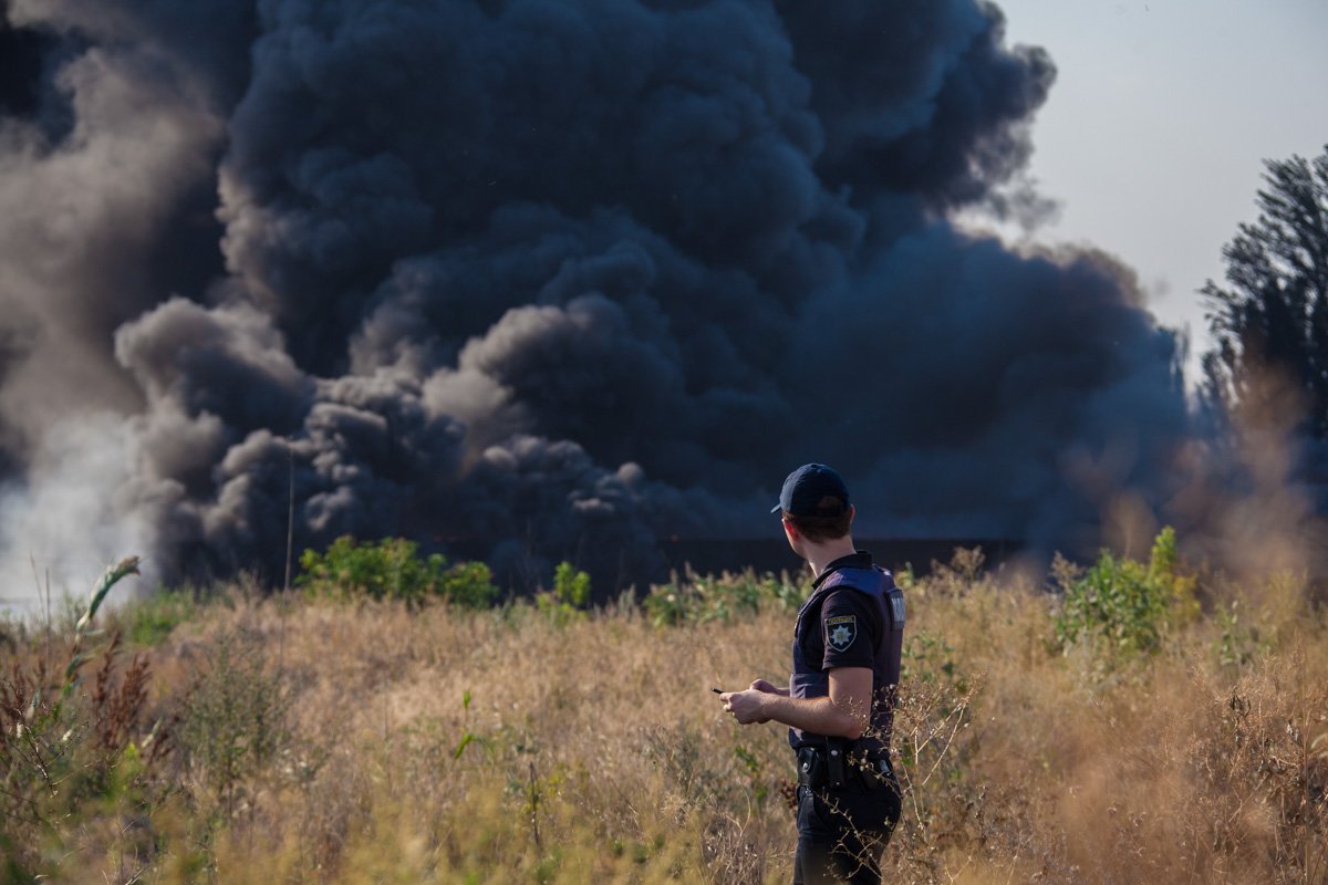 Масштабный пожар со взрывами на Мирном: более суток поселок в дыму 6