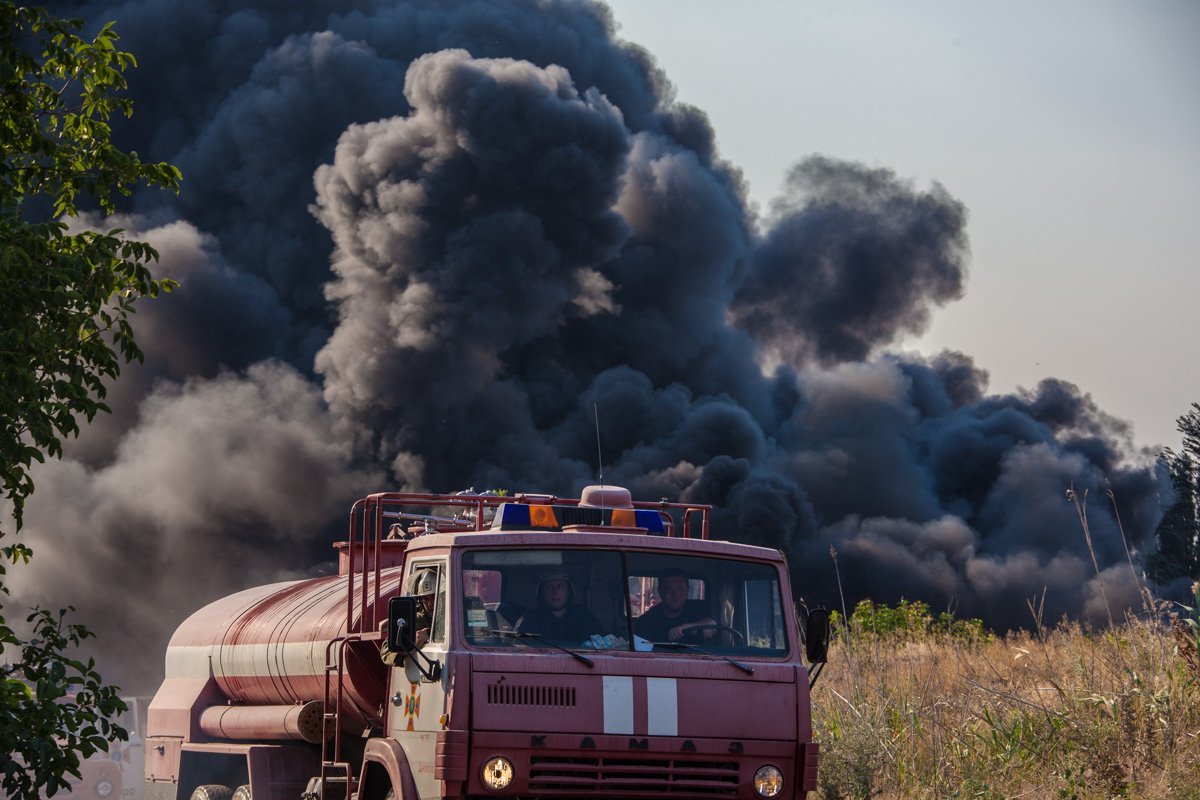 Масштабный пожар со взрывами на Мирном: более суток поселок в дыму 7