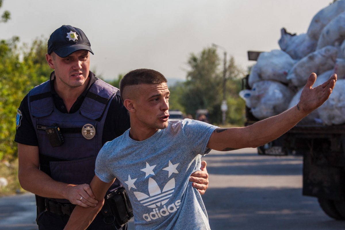 Масштабный пожар со взрывами на Мирном: более суток поселок в дыму 8