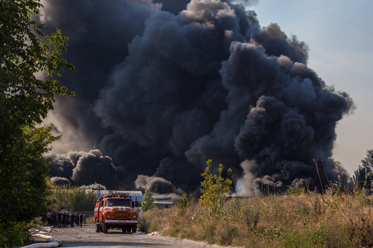 Масштабный пожар со взрывами на Мирном: более суток поселок в дыму 9