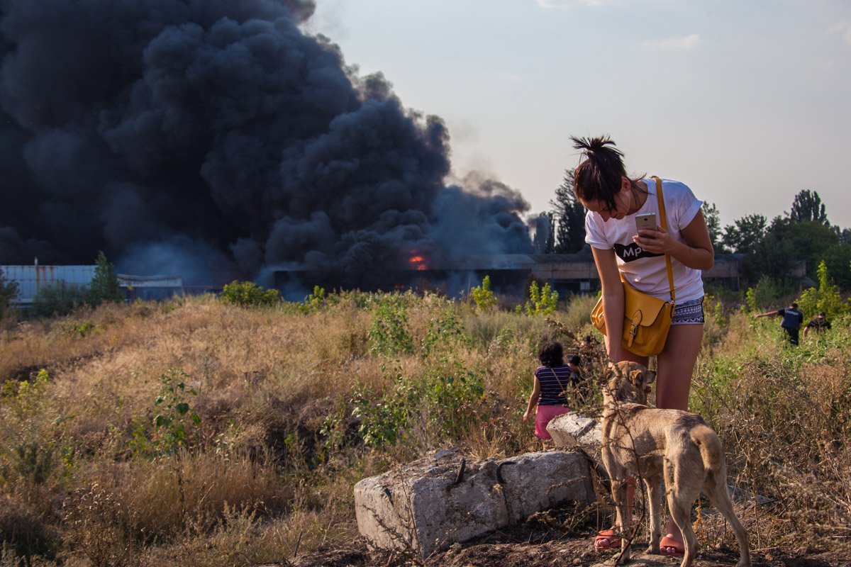 Масштабный пожар со взрывами на Мирном: более суток поселок в дыму 11