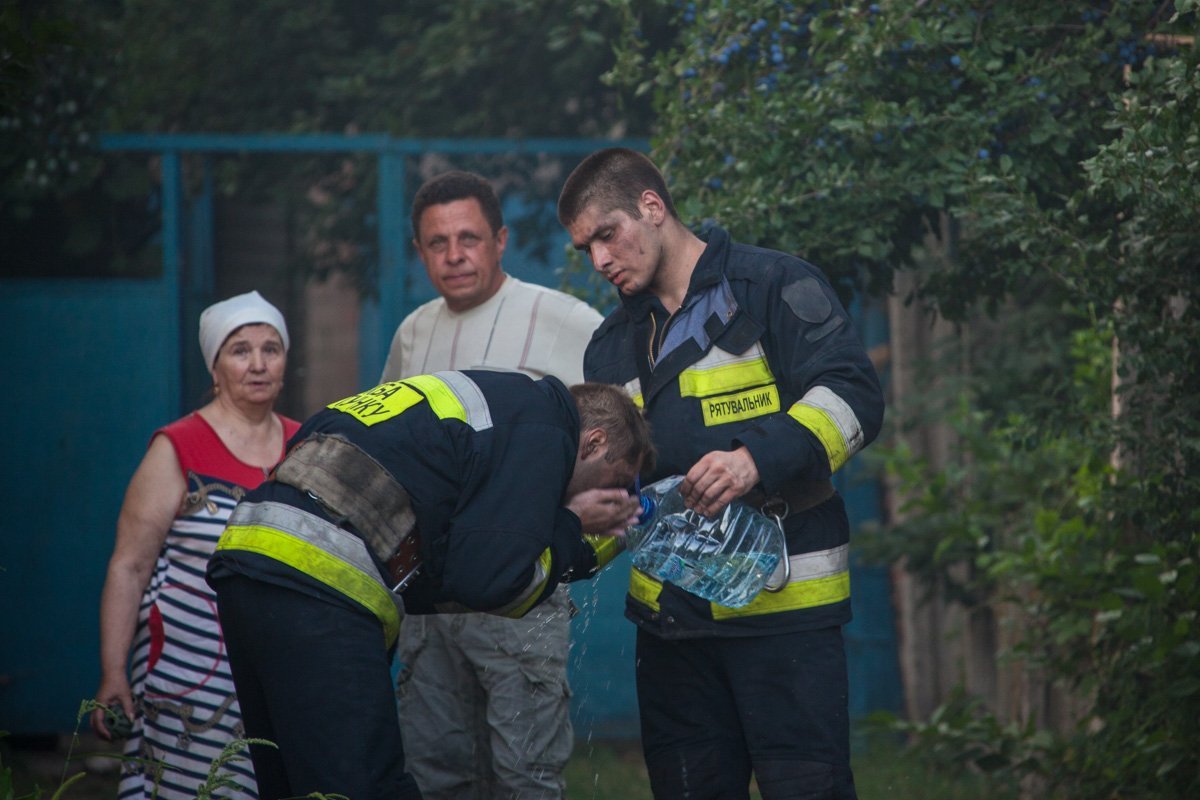 Масштабный пожар со взрывами на Мирном: более суток поселок в дыму 12