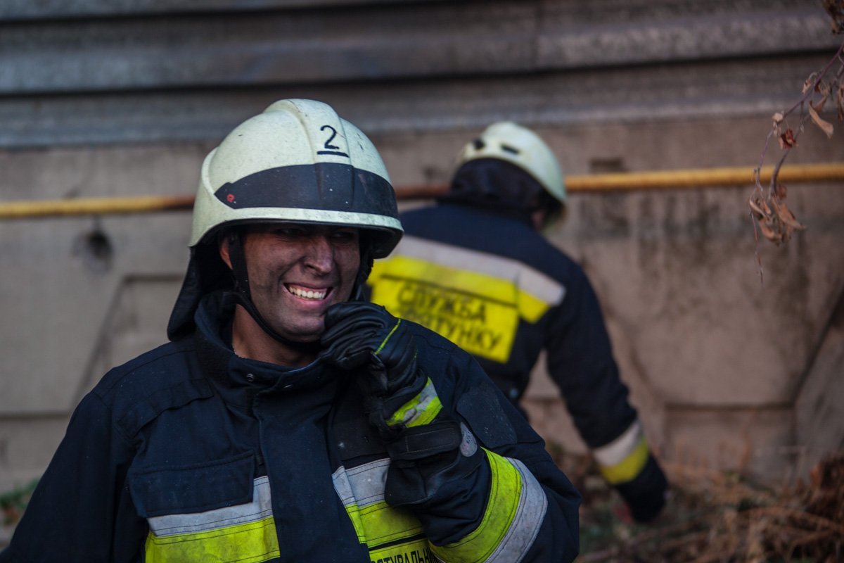 Масштабный пожар со взрывами на Мирном: более суток поселок в дыму 13