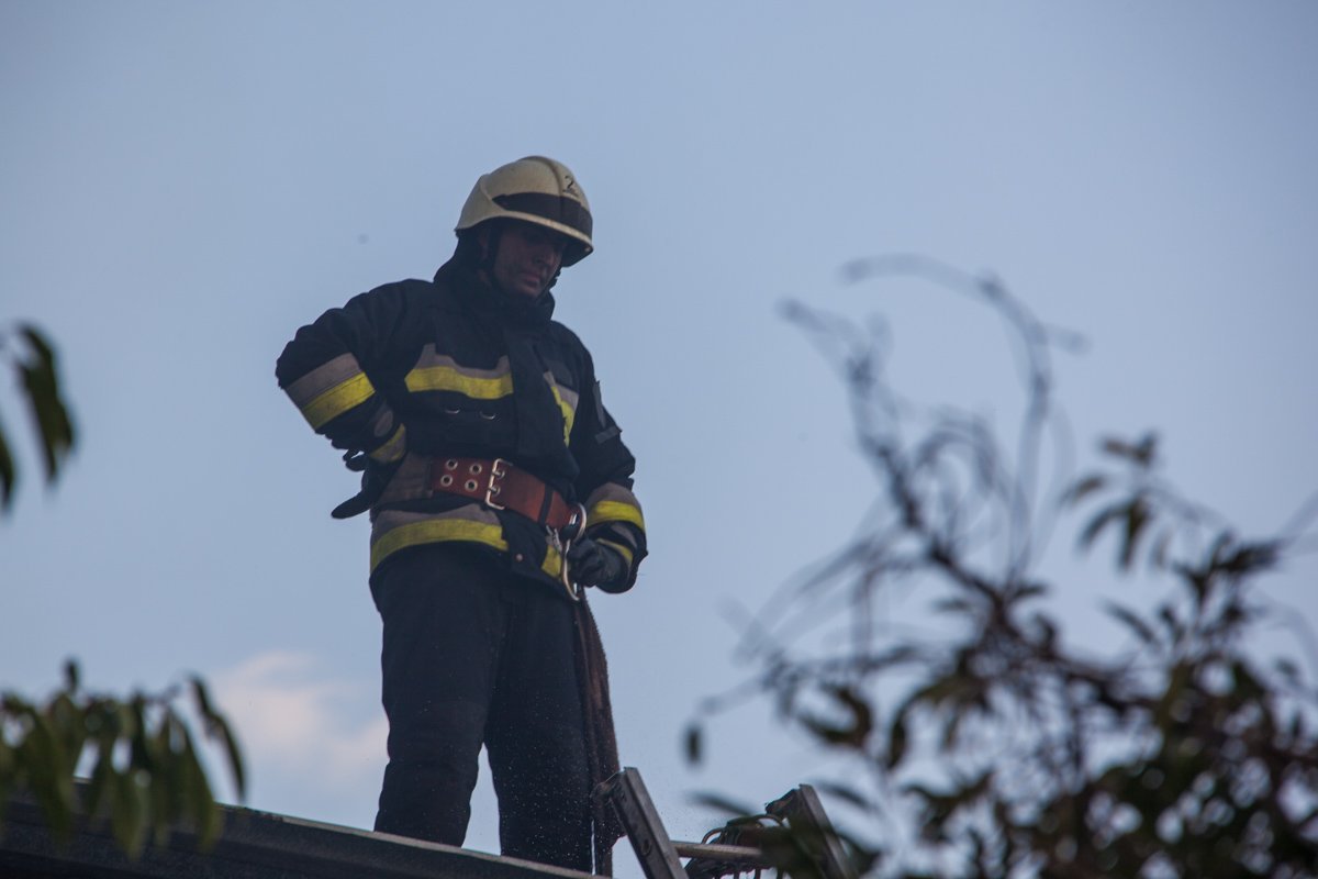 Масштабный пожар со взрывами на Мирном: более суток поселок в дыму 15