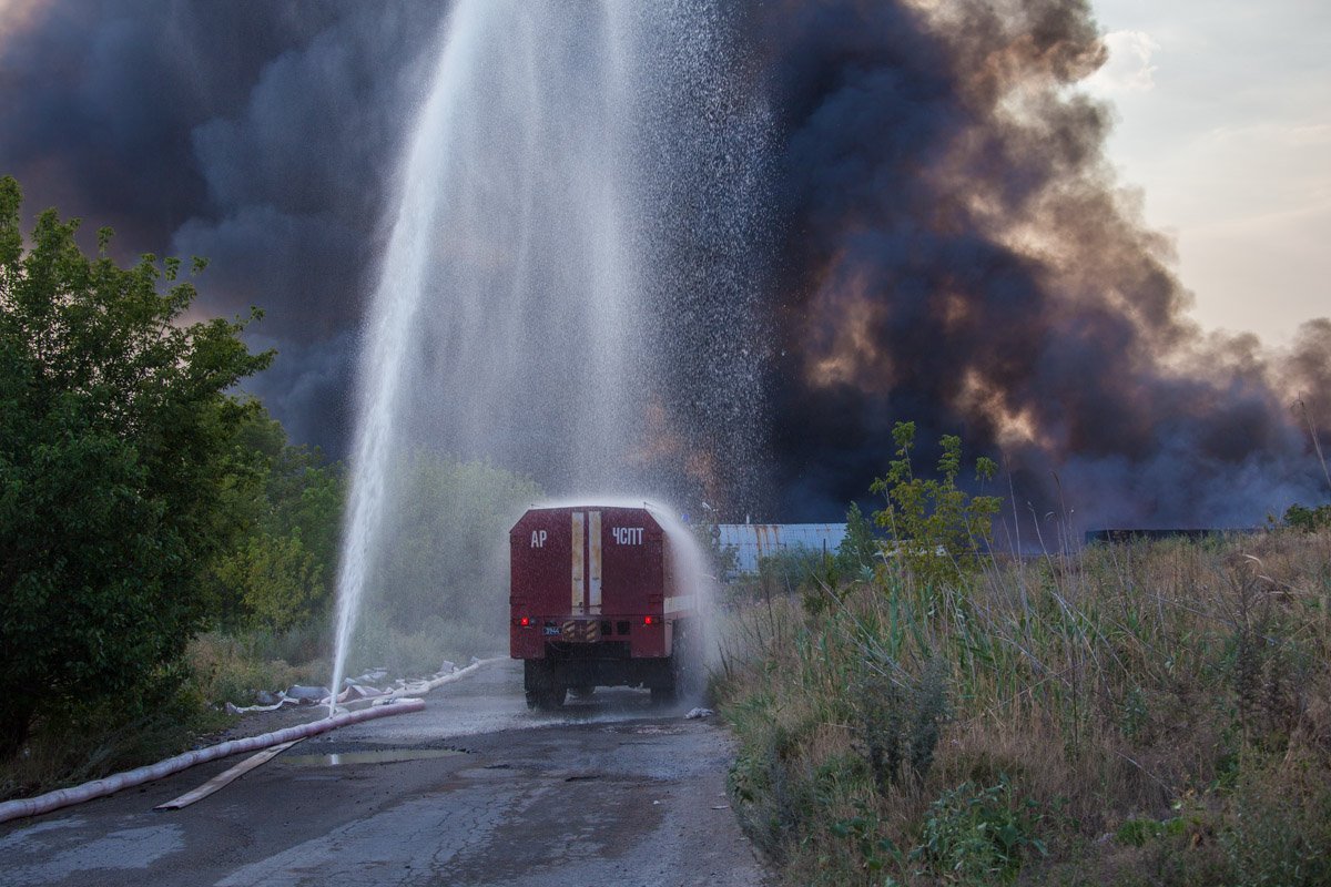 Масштабный пожар со взрывами на Мирном: более суток поселок в дыму 19