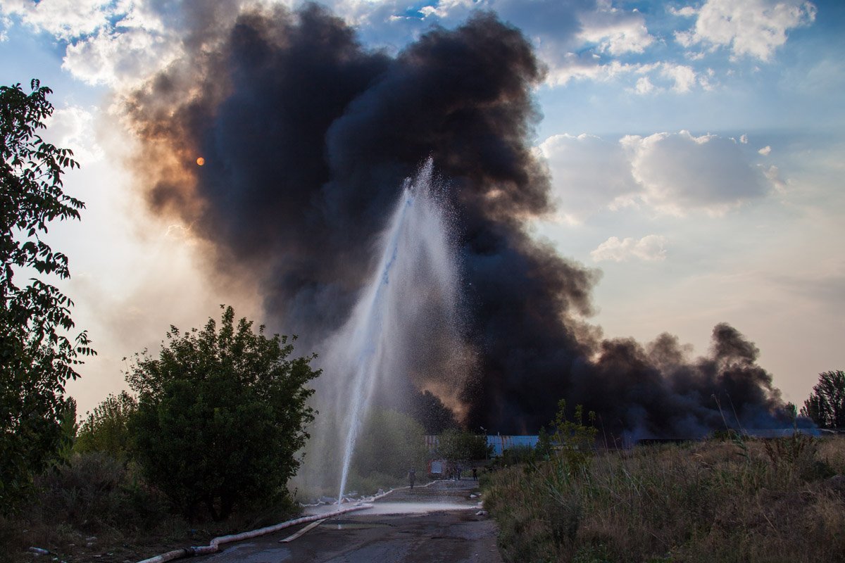 Масштабный пожар со взрывами на Мирном: более суток поселок в дыму 21