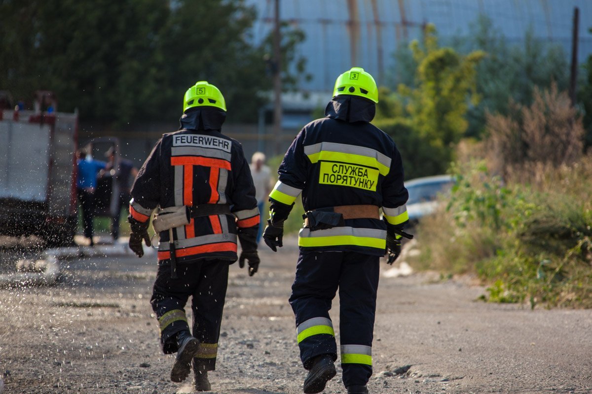 Масштабный пожар со взрывами на Мирном: более суток поселок в дыму 22