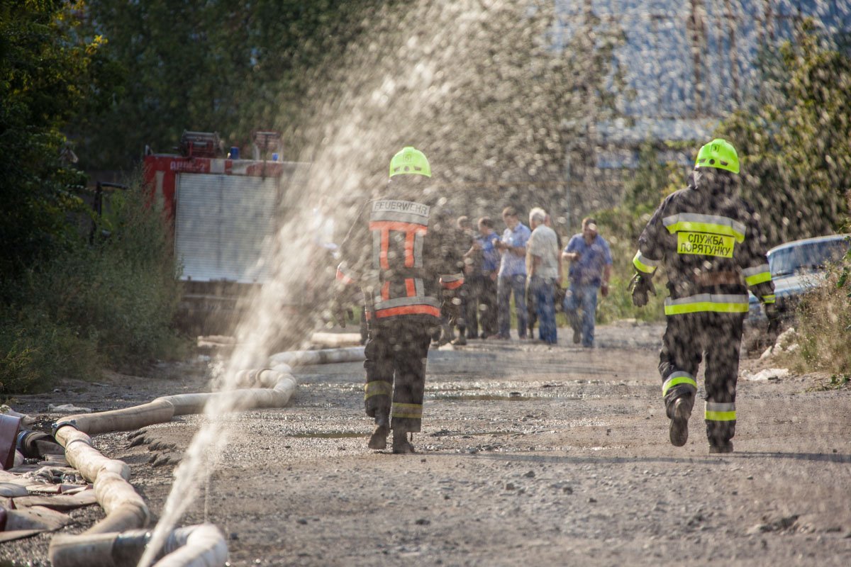 Масштабный пожар со взрывами на Мирном: более суток поселок в дыму 23
