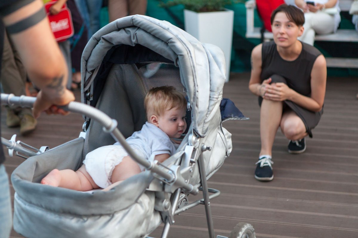 В Днепре на крыше показали перформанс с маленьким ребенком 2