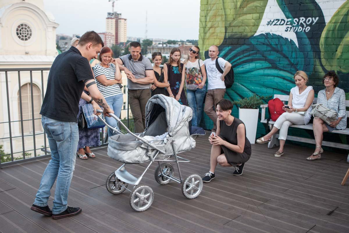 В Днепре на крыше показали перформанс с маленьким ребенком 3