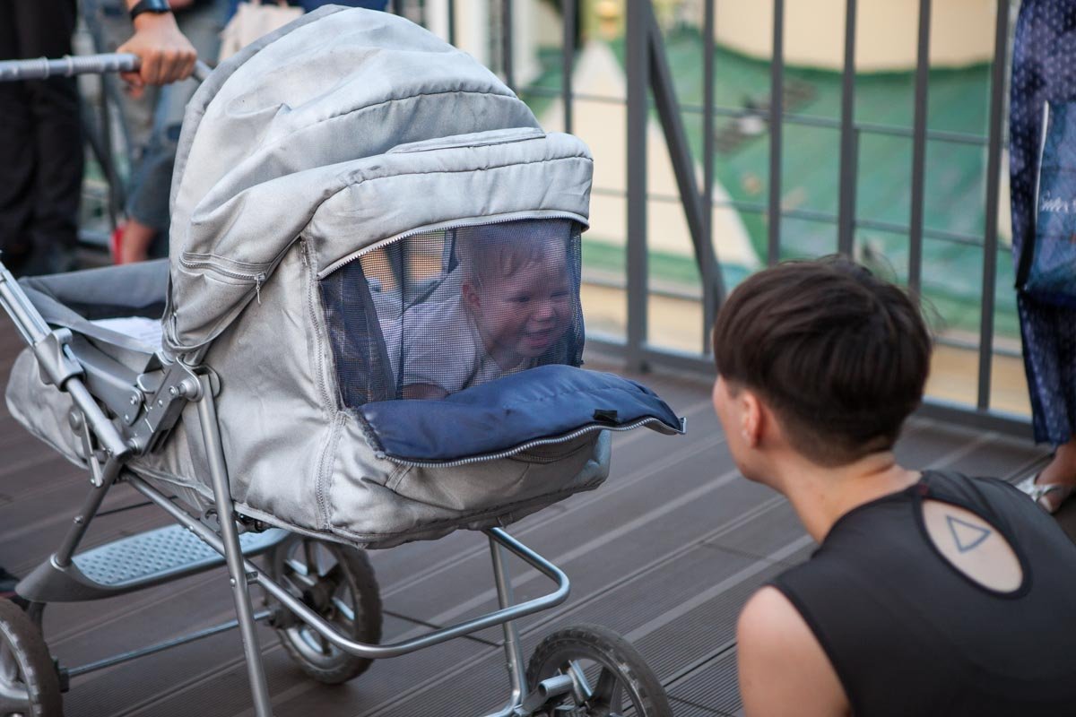 В Днепре на крыше показали перформанс с маленьким ребенком 4