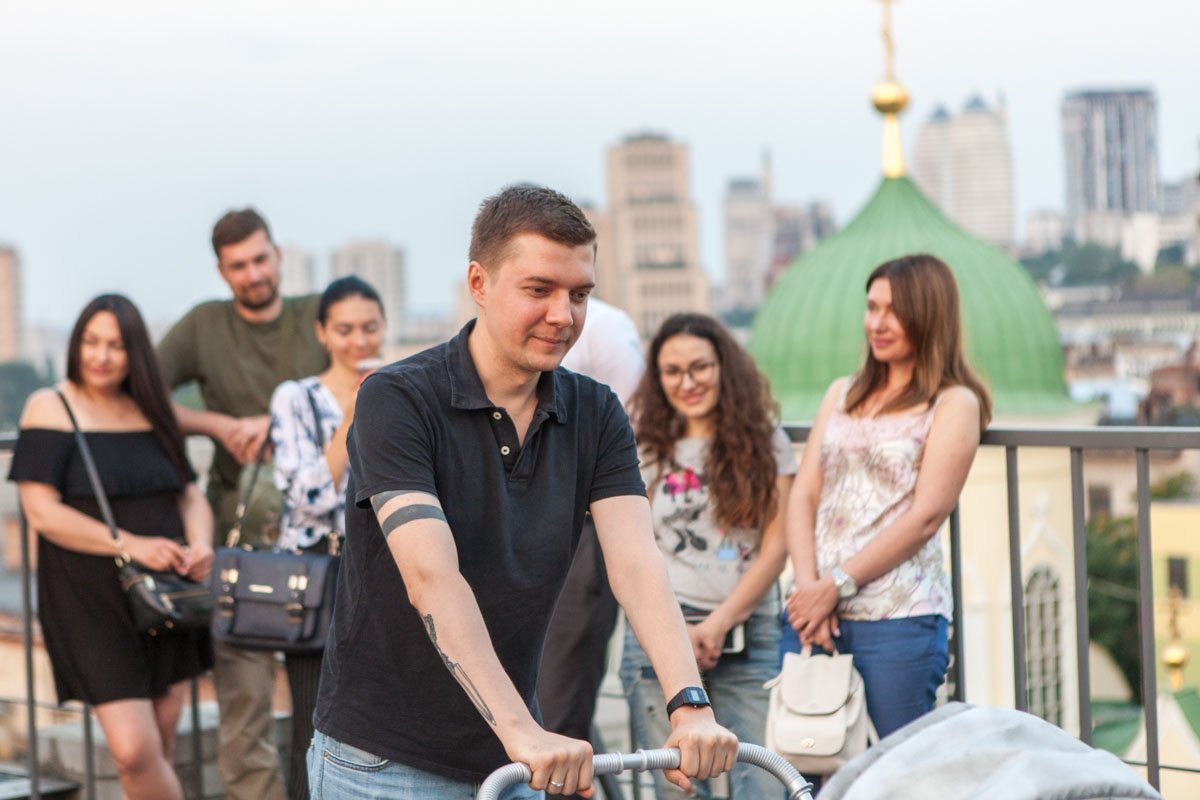 В Днепре на крыше показали перформанс с маленьким ребенком 6