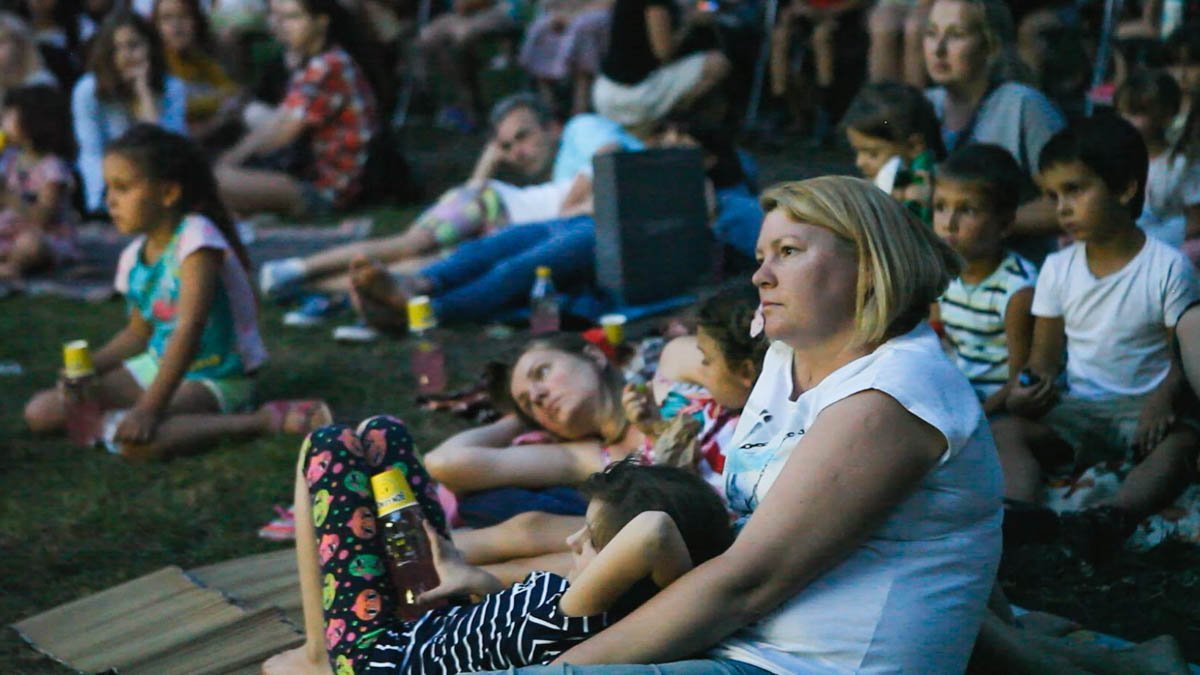 История на все времена: в сквере Героев смотрели мультфильм «Король Лев» 2