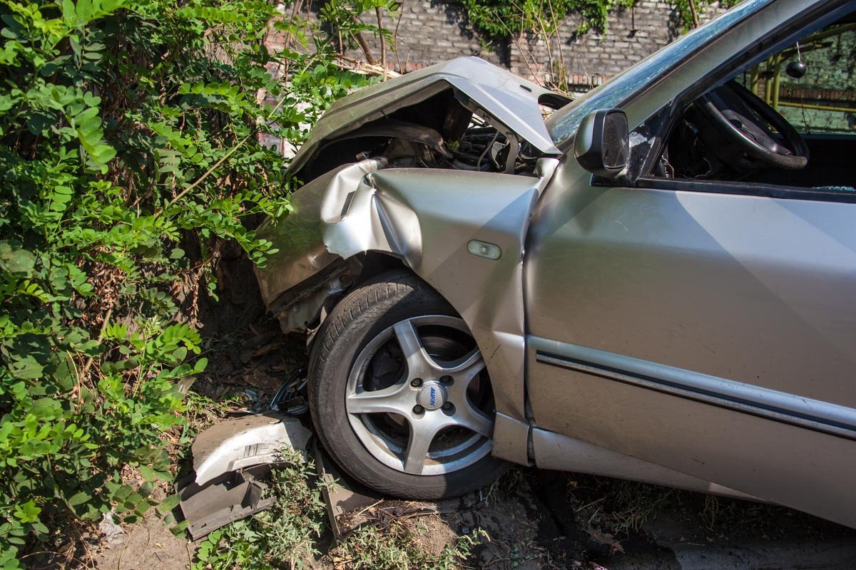 На Богдана Хмельницкого Chery врезалась в дерево: пострадал водитель 1