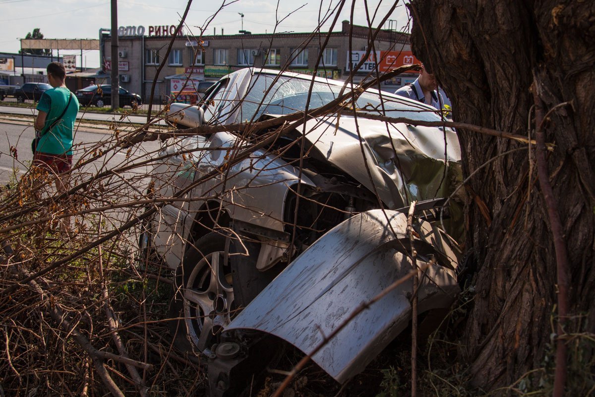 На Богдана Хмельницкого Chery врезалась в дерево: пострадал водитель 2