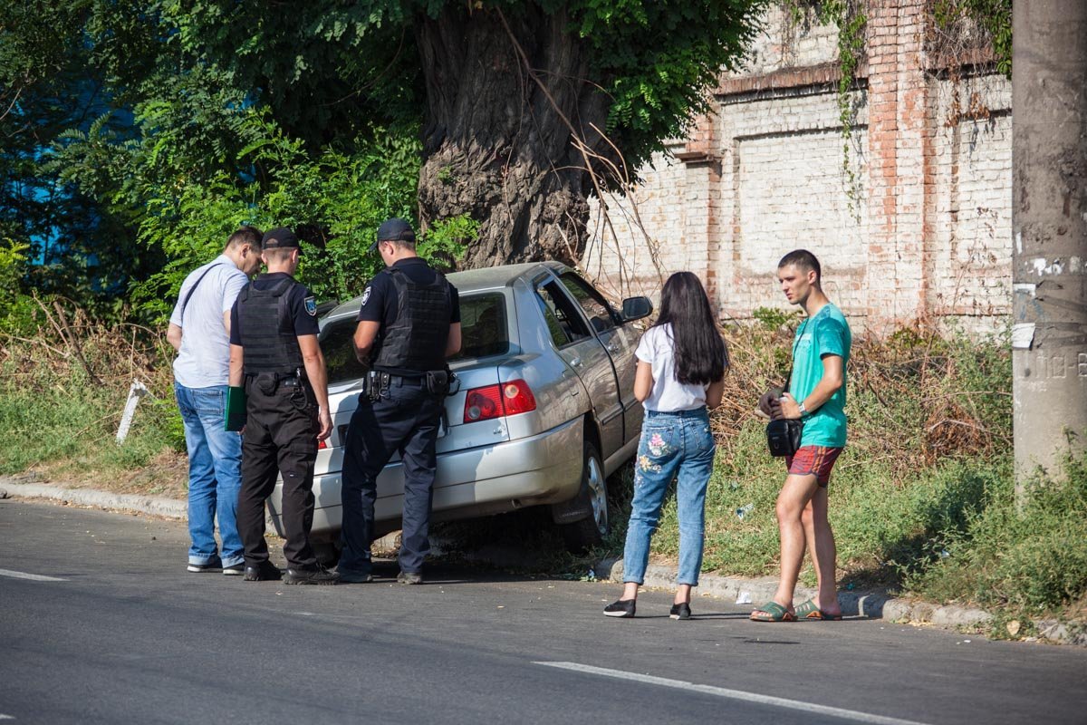 На Богдана Хмельницкого Chery врезалась в дерево: пострадал водитель 3