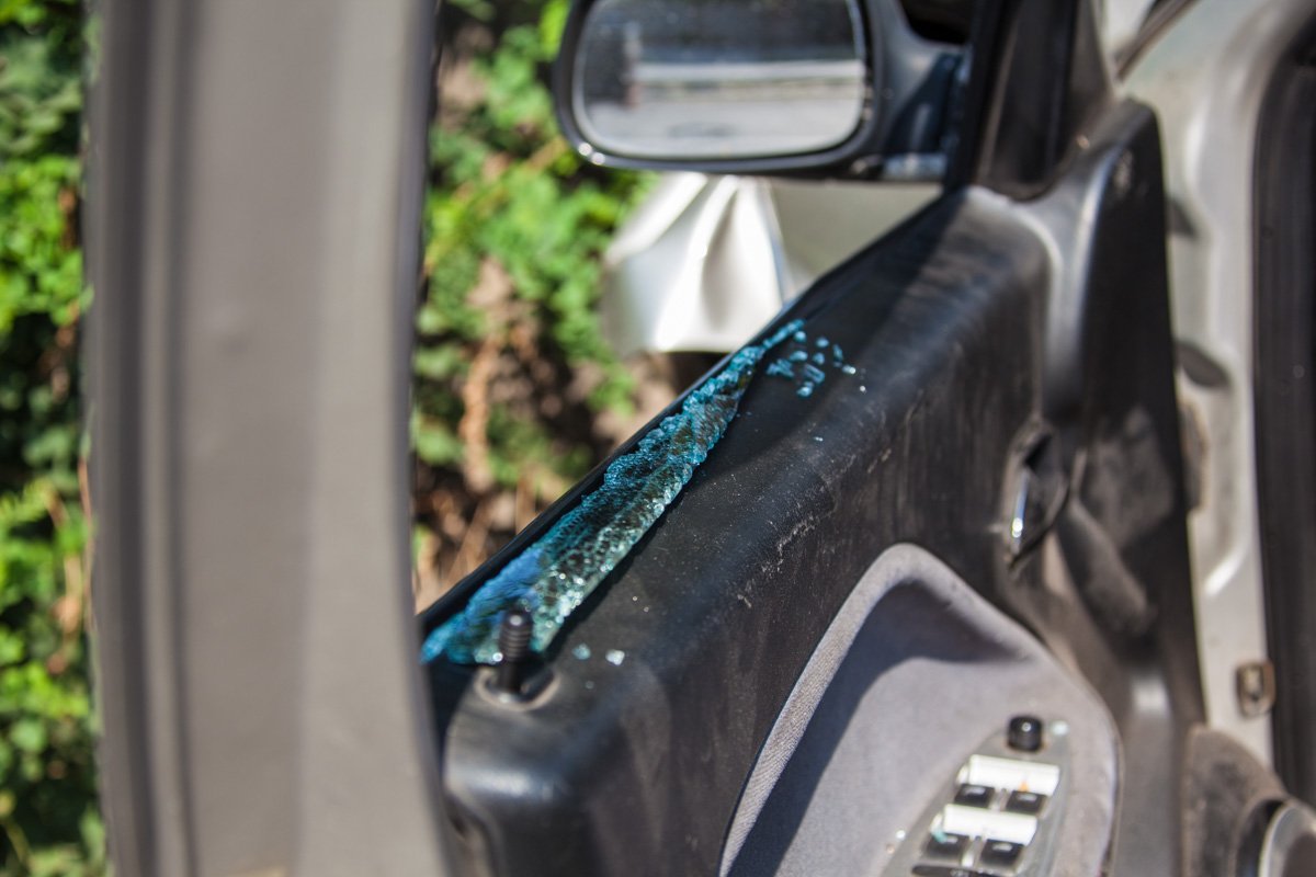 На Богдана Хмельницкого Chery врезалась в дерево: пострадал водитель 4