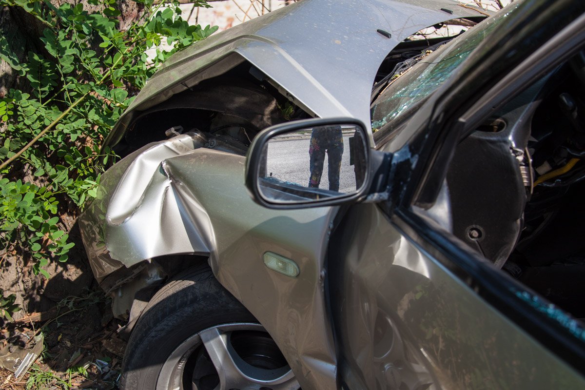На Богдана Хмельницкого Chery врезалась в дерево: пострадал водитель 5