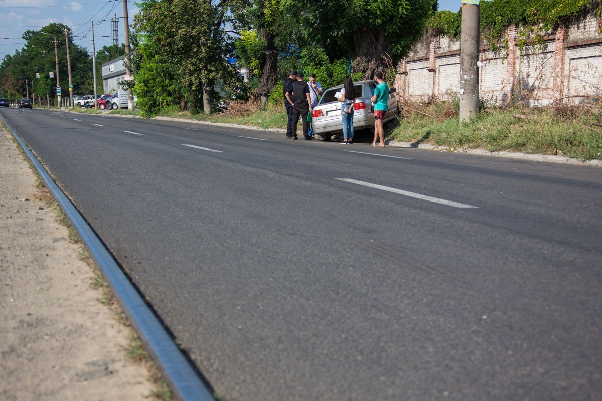 На Богдана Хмельницкого Chery врезалась в дерево: пострадал водитель 6