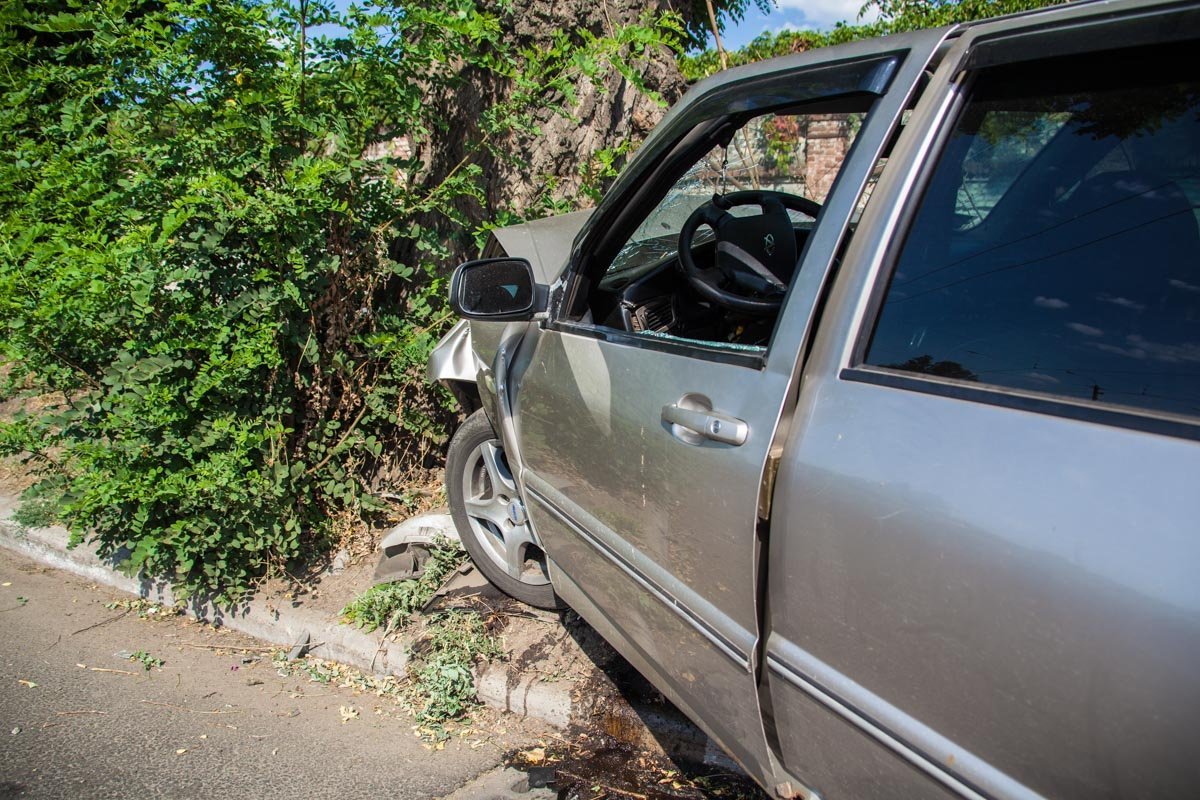 На Богдана Хмельницкого Chery врезалась в дерево: пострадал водитель 7