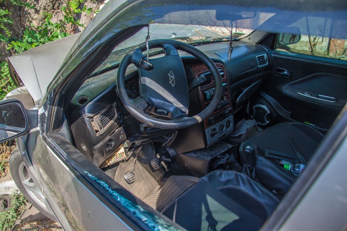 На Богдана Хмельницкого Chery врезалась в дерево: пострадал водитель 8