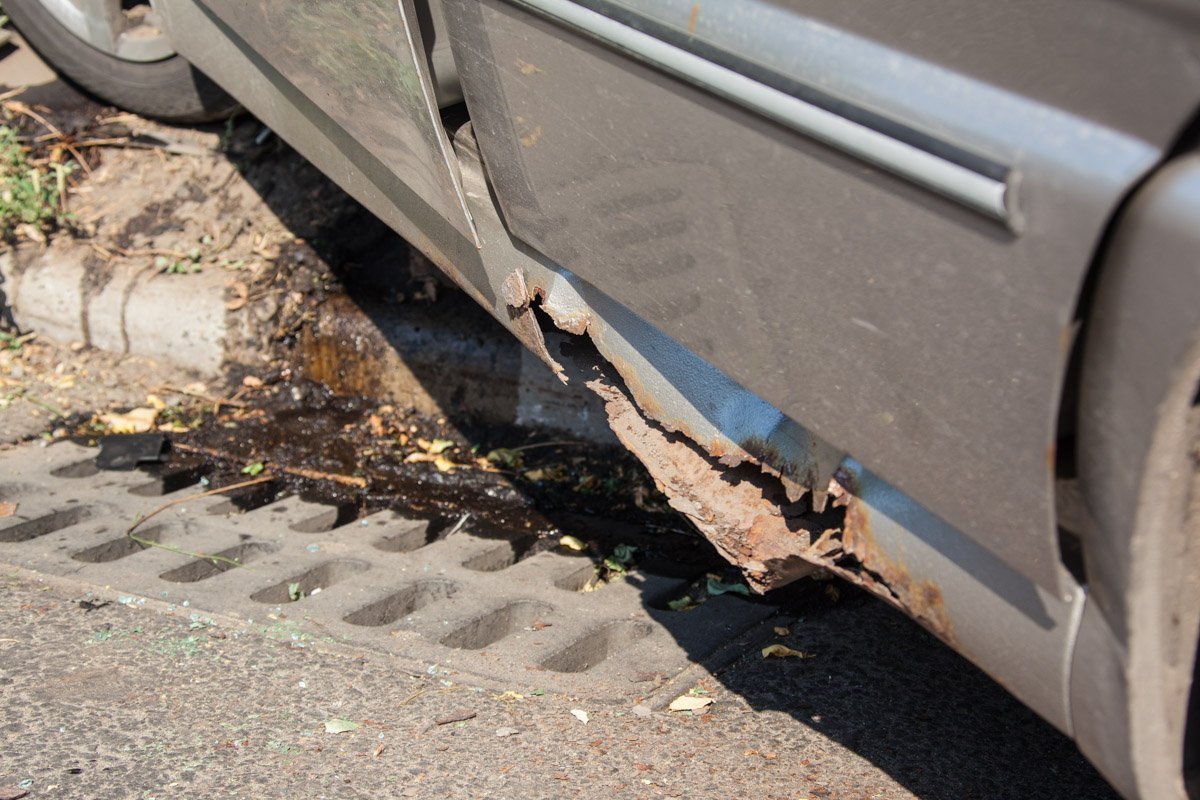 На Богдана Хмельницкого Chery врезалась в дерево: пострадал водитель 9