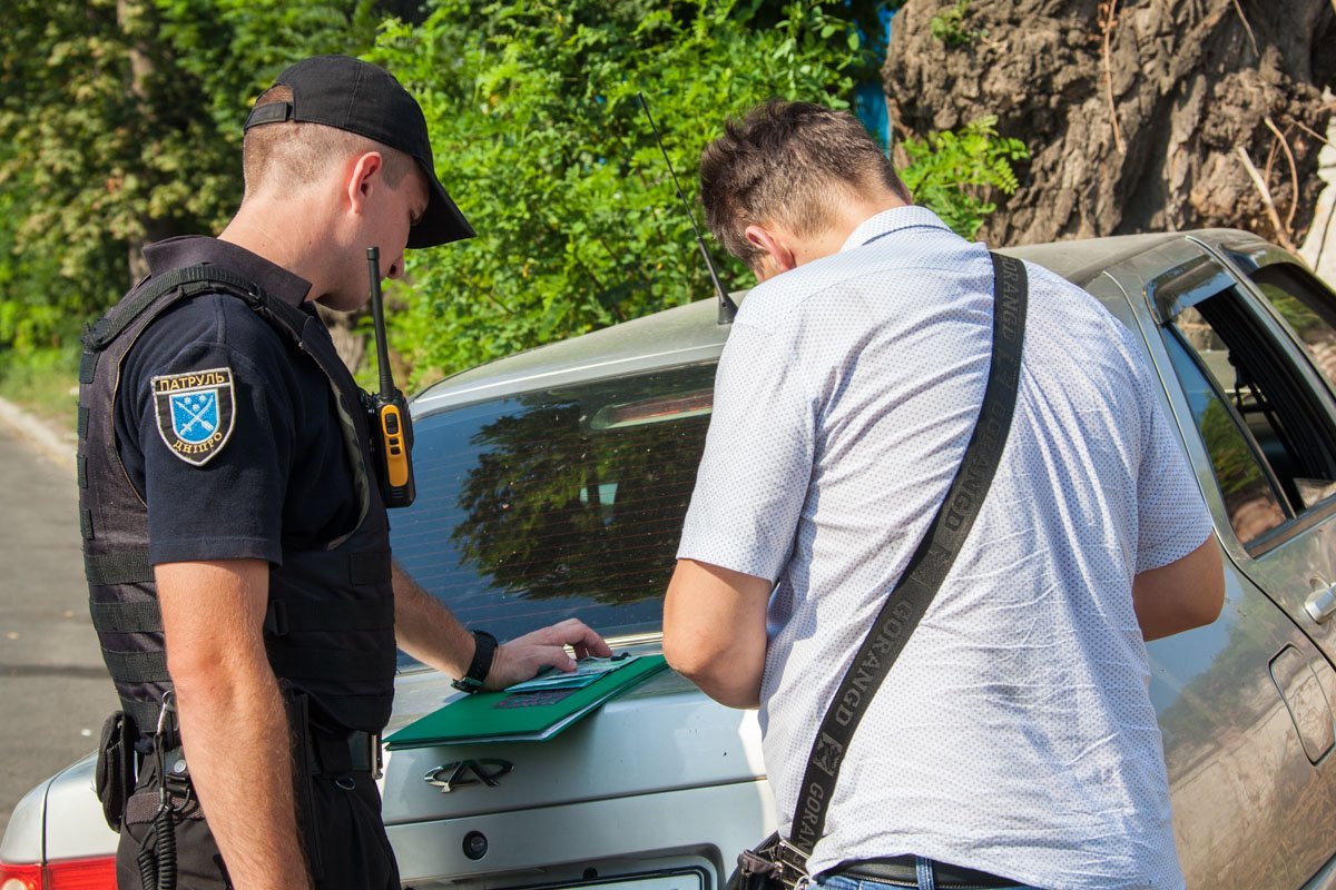 На Богдана Хмельницкого Chery врезалась в дерево: пострадал водитель 10