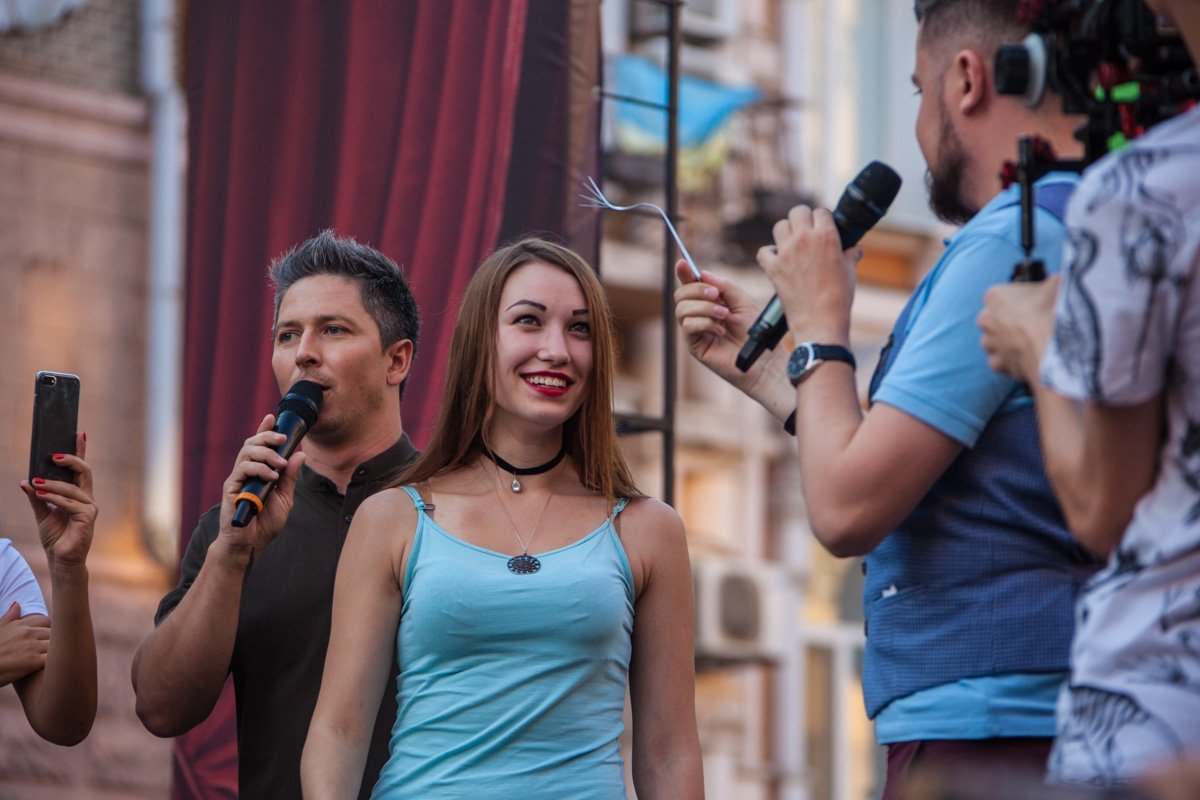 Как ведущий Александр Педан гипнотизировал горожан в центре Днепра 1