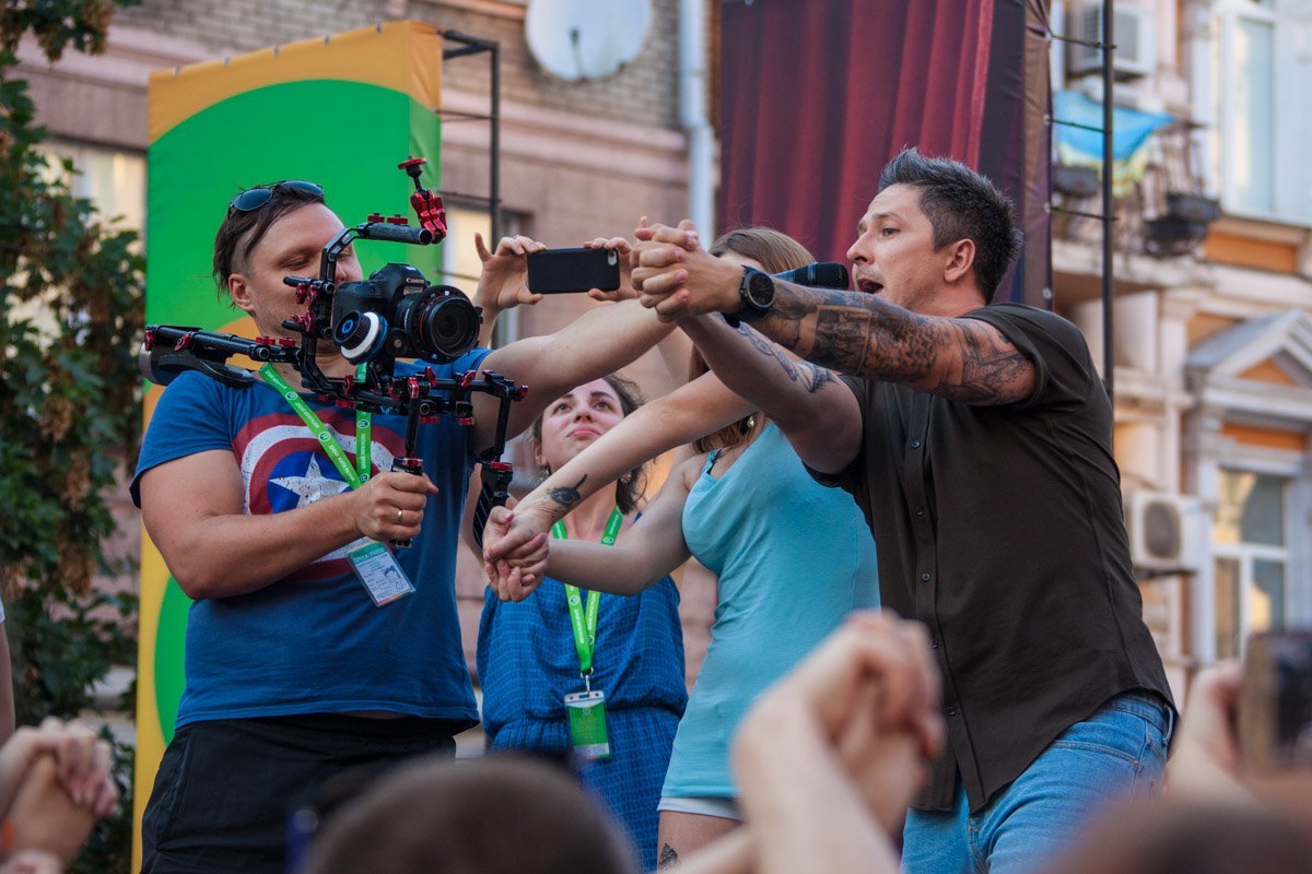 Как ведущий Александр Педан гипнотизировал горожан в центре Днепра 2