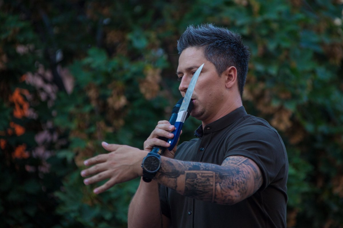 Как ведущий Александр Педан гипнотизировал горожан в центре Днепра 3