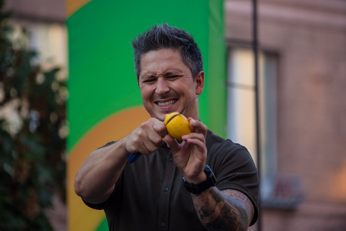 Как ведущий Александр Педан гипнотизировал горожан в центре Днепра 4