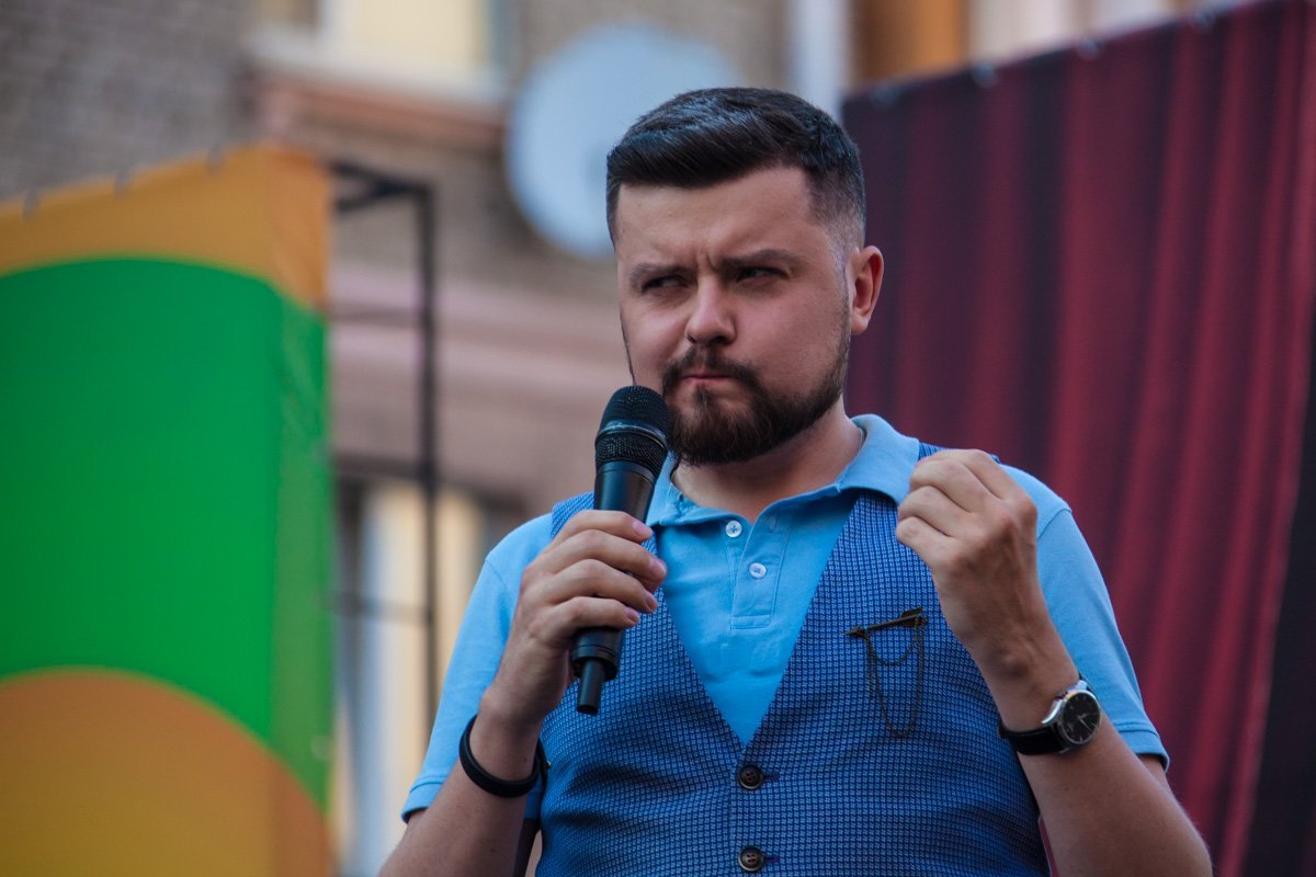 Как ведущий Александр Педан гипнотизировал горожан в центре Днепра 5