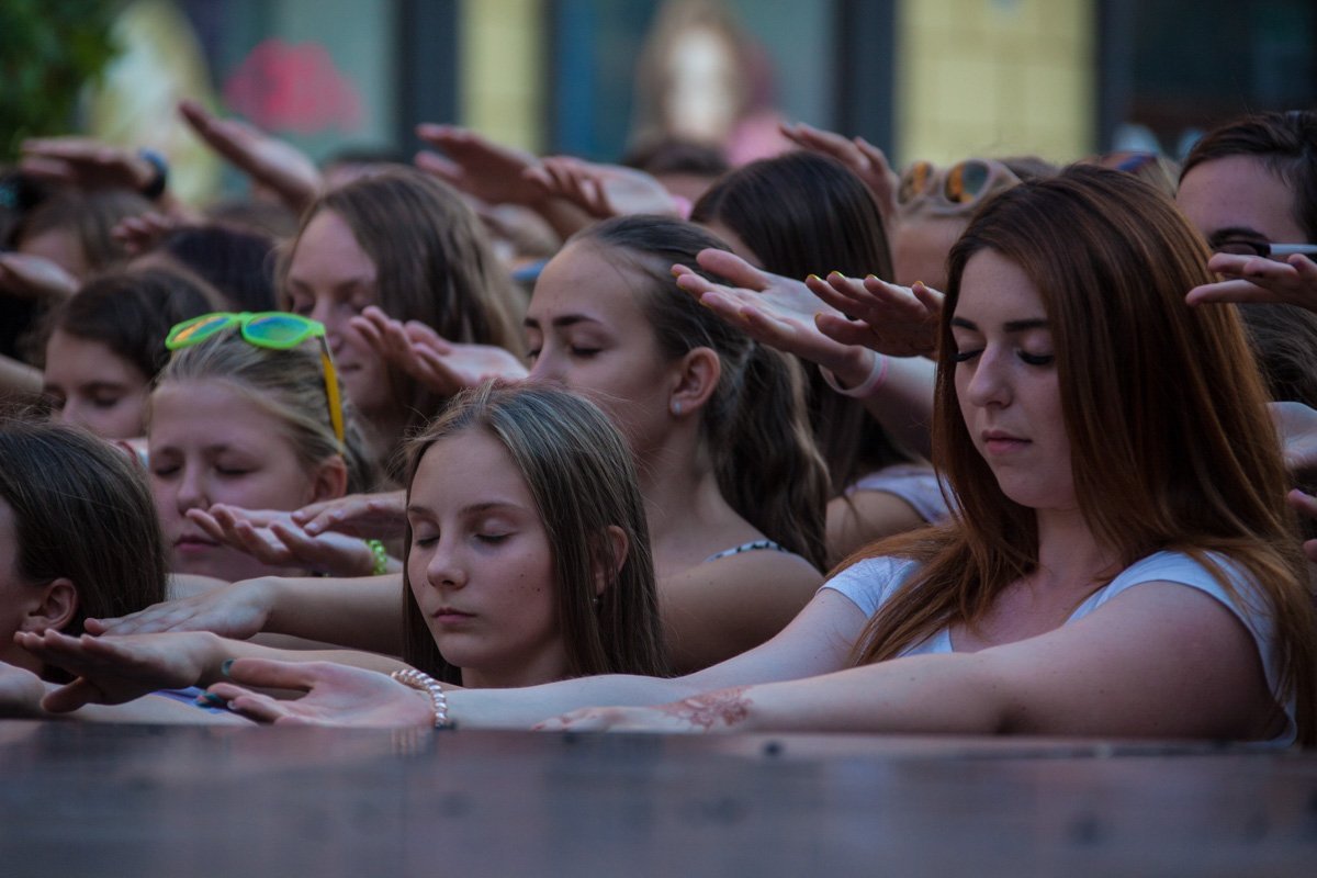 Как ведущий Александр Педан гипнотизировал горожан в центре Днепра 6