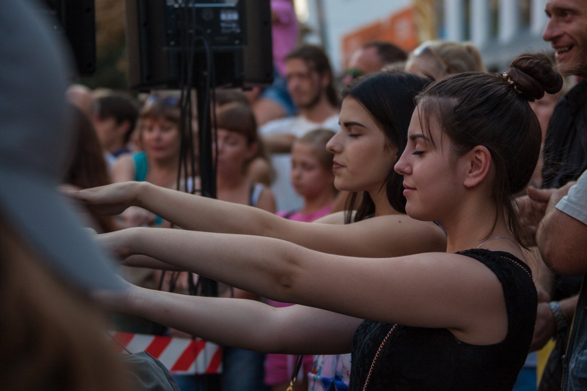 Как ведущий Александр Педан гипнотизировал горожан в центре Днепра 7