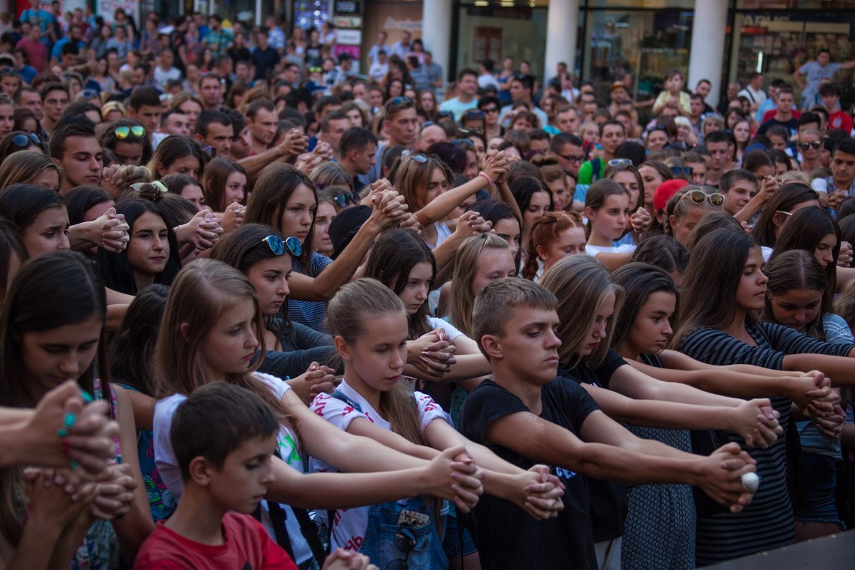 Как ведущий Александр Педан гипнотизировал горожан в центре Днепра 8