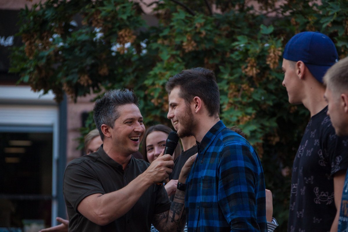 Как ведущий Александр Педан гипнотизировал горожан в центре Днепра 10