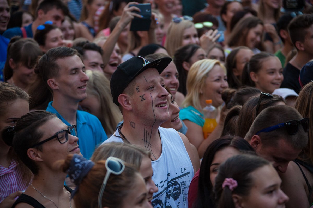 Как ведущий Александр Педан гипнотизировал горожан в центре Днепра 11